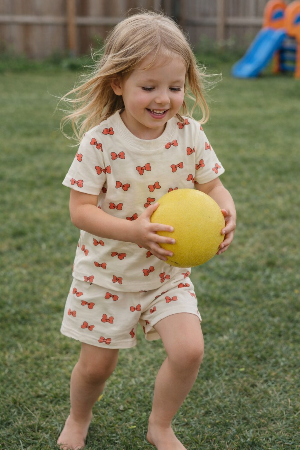 Soft and comfy cream-colored kids’ co-ord set featuring an all-over orange bow print. Lightweight, breathable, and perfect for everyday wear or playtime.
