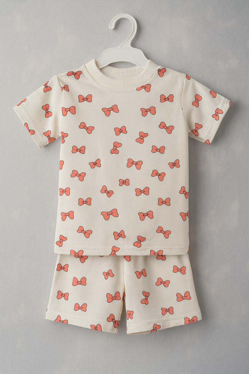 Soft and comfy cream-colored kids’ co-ord set featuring an all-over orange bow print. Lightweight, breathable, and perfect for everyday wear or playtime.